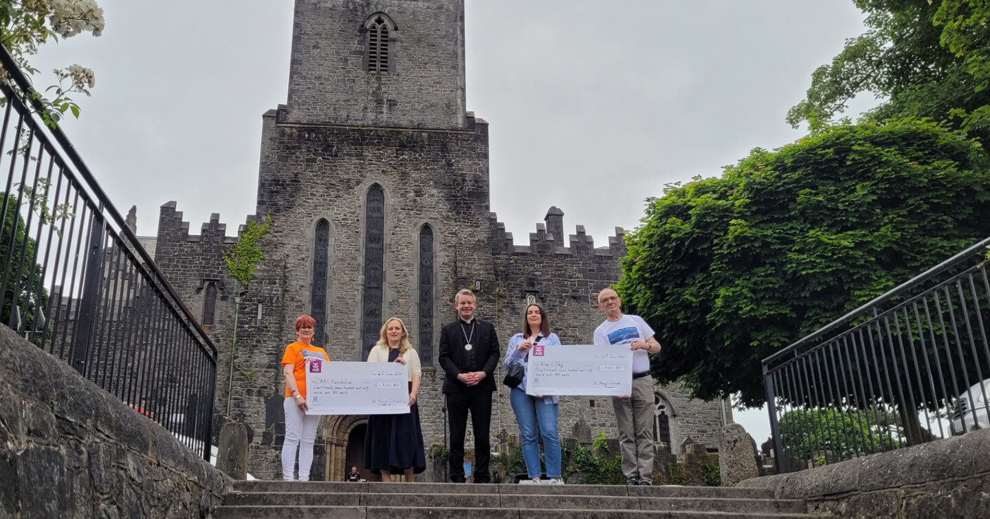 Dean Niall Sloane and his colleagues from the Cathedral presenting cheques to representatives from the CARI Foundation and
Ana Liffey Drugs Project. Photo credit: Joaquim Junior.