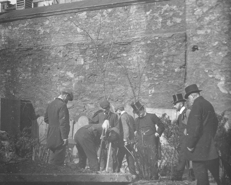 We can see a large building on the north side of the graveyard which covers nearly the length of the photograph. Evidence of this building is visible on Ordnance Survey maps from the late 19th/early 20th century and helped us to identify where in the grave yard the excavation occurred.