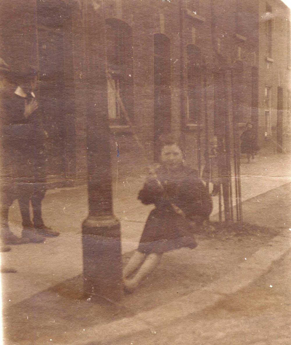 'Swinging on lampposts', RCB Library MS 295