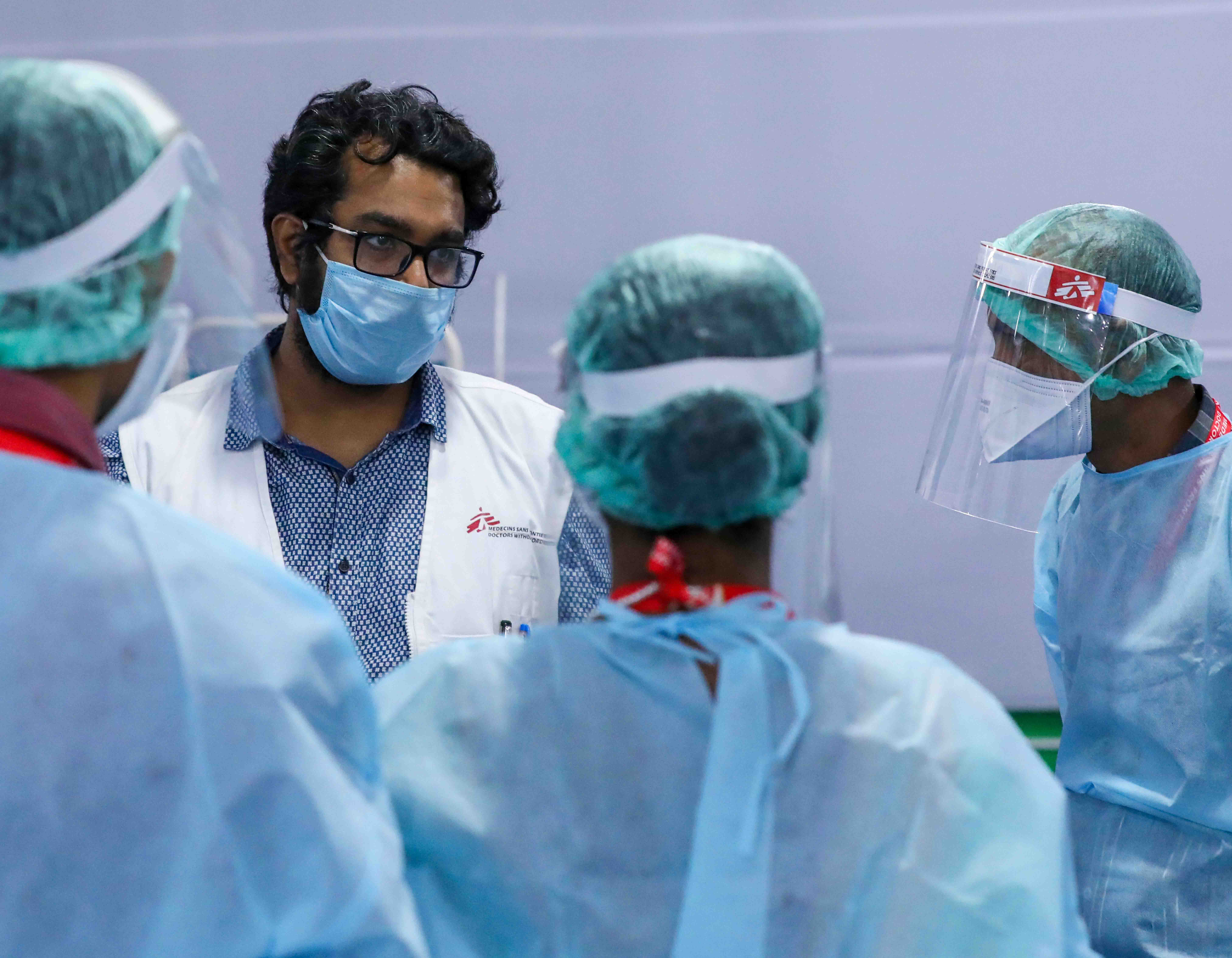 Representatives from medical teams carefully check their PPE protocols in an Indian hospital.  Photo credit: Aahana Dhar/M&eacute;decins Sans Fronti&egrave;res.