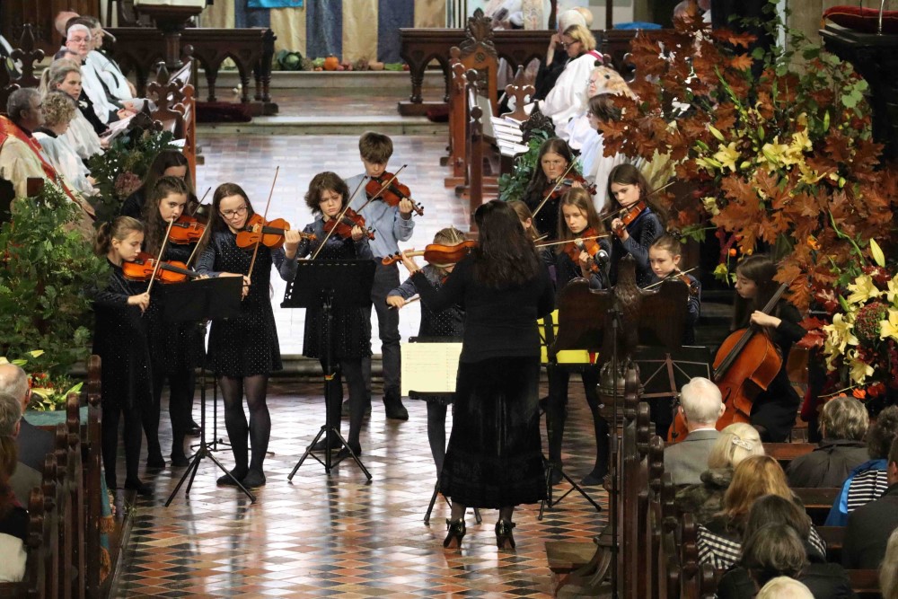 Corde Dolce playing Henry Purcell's 'Rondeau' under Jennifer O'Keeffe Smith.