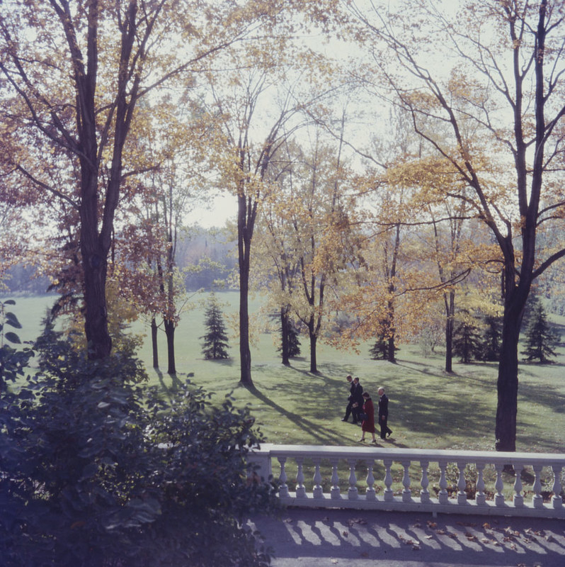 A quiet moment away from the crowds, in Canada in 1957. Photo credit: Library and Archives Canada.