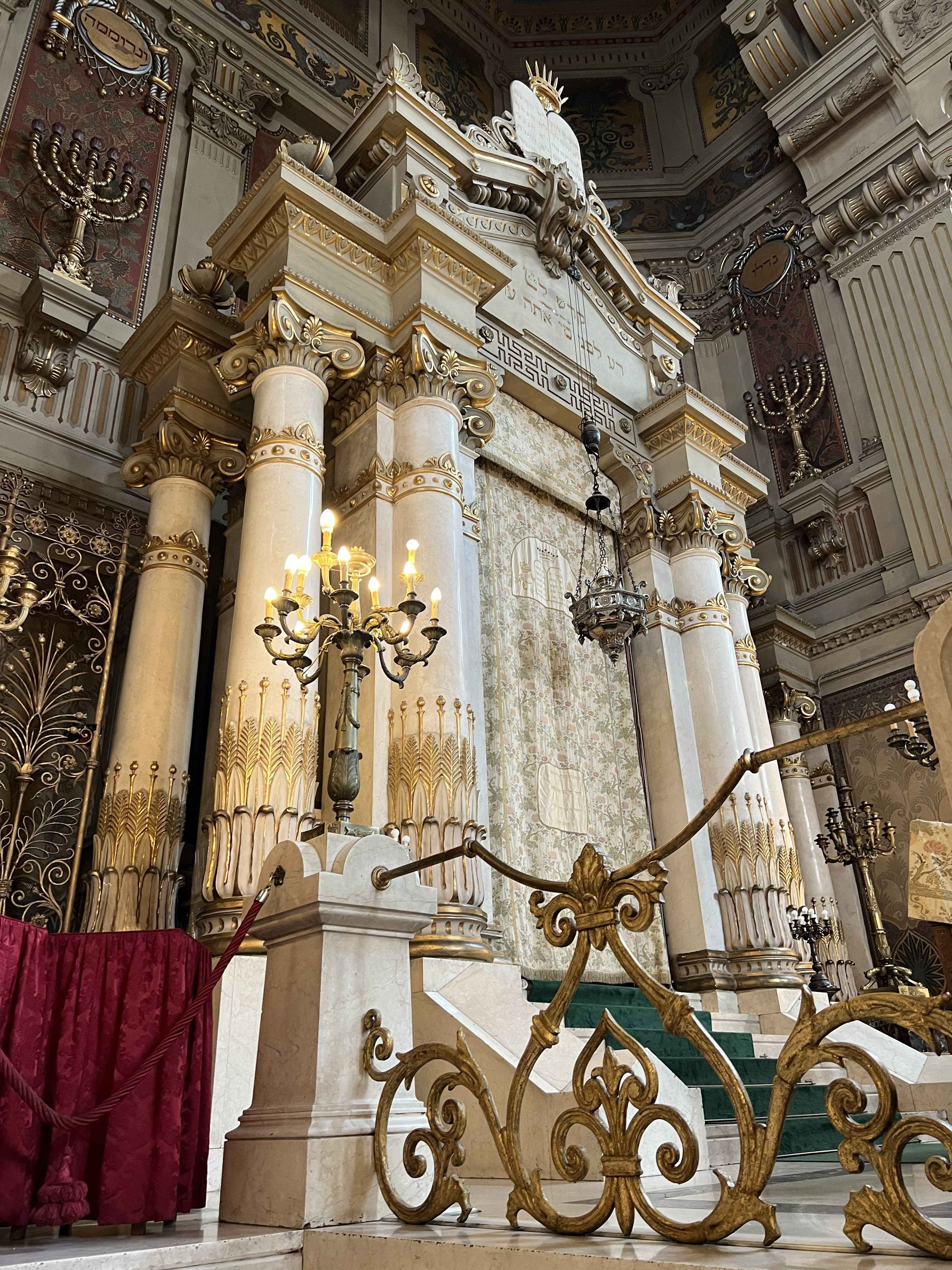 The Great Synagogue's altar.